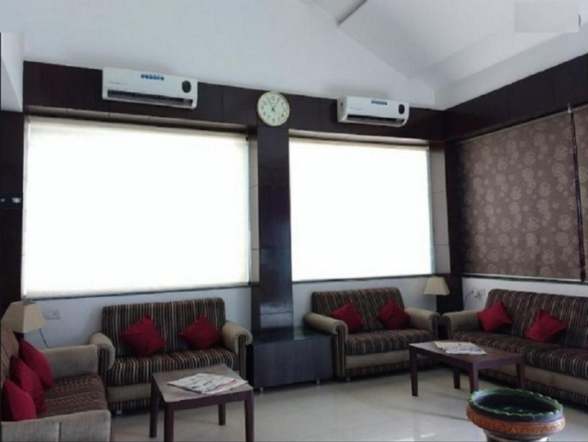 Hotel Shirdi Sai Wada Экстерьер фото