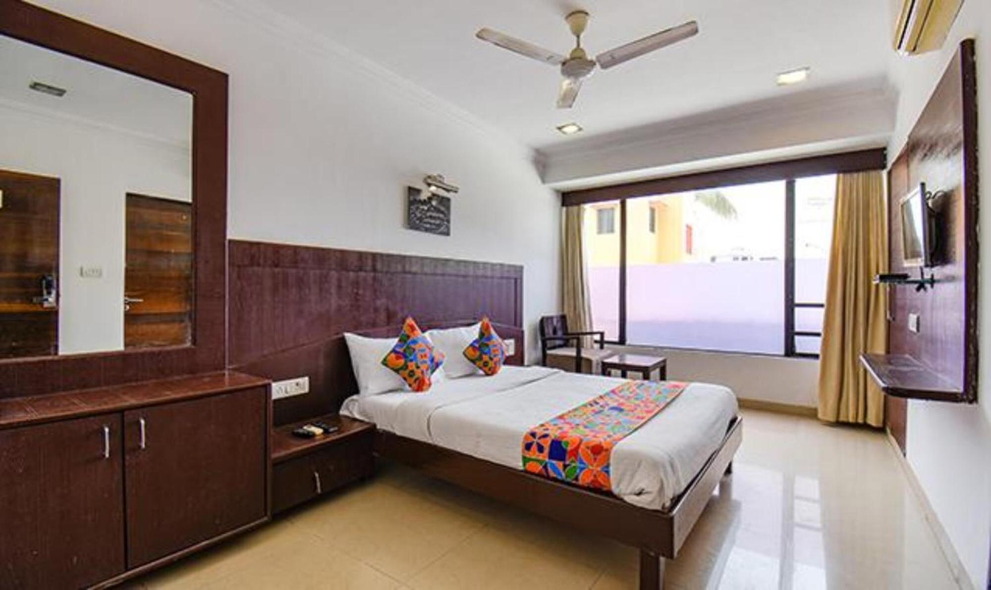 Hotel Shirdi Sai Wada Экстерьер фото
