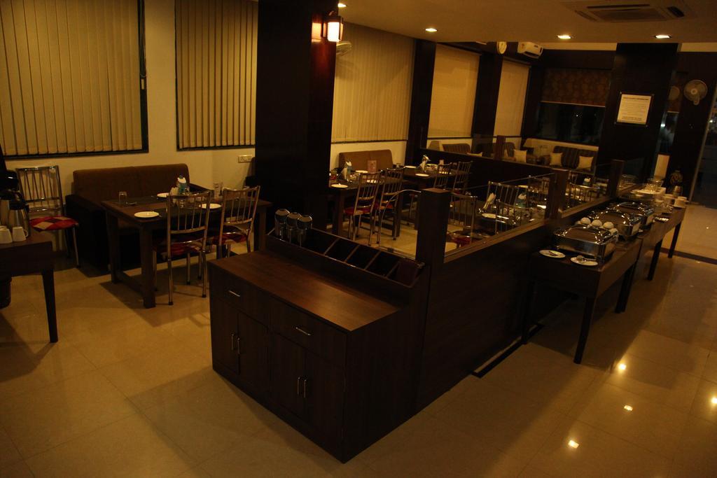 Hotel Shirdi Sai Wada Экстерьер фото