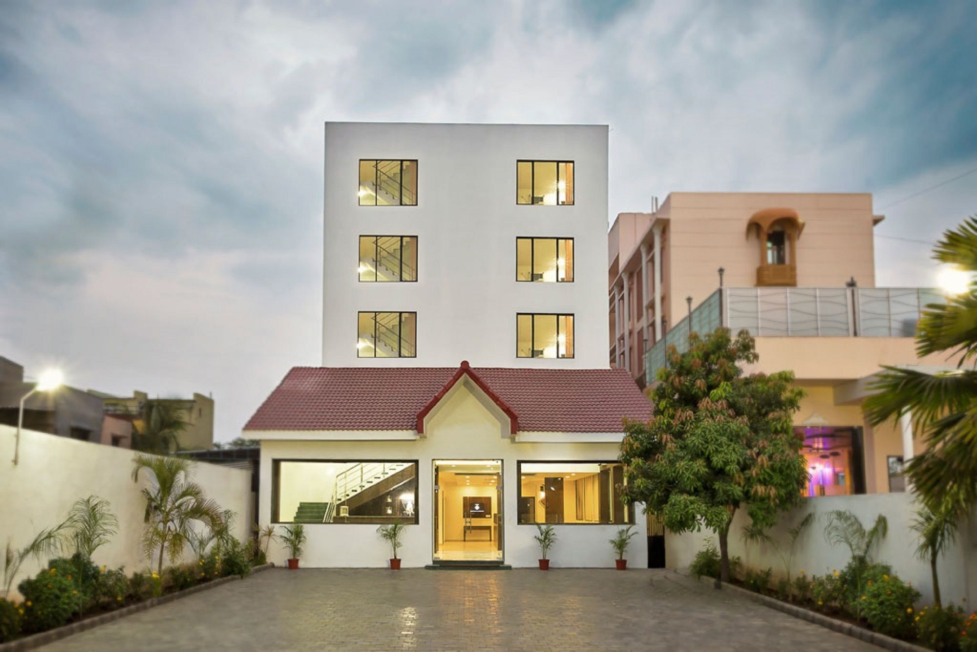 Hotel Shirdi Sai Wada Экстерьер фото